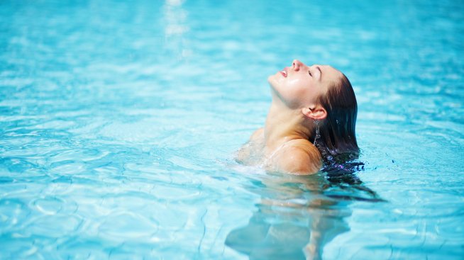 Лятна грижа за косата - как да я предпазите от хлора