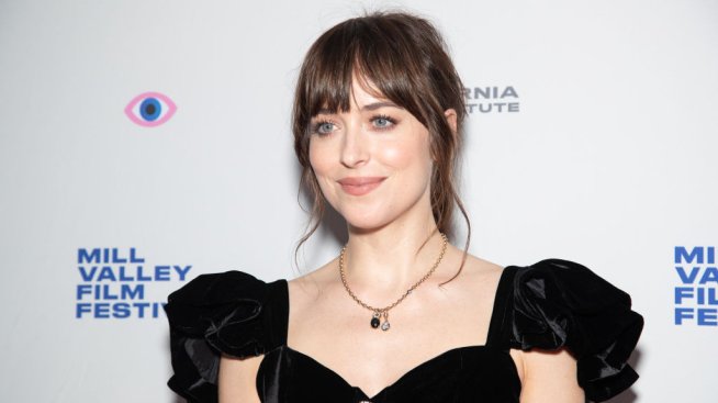 Идея за вечерен тоалет: Дакота Джонсън с кадифено предложение