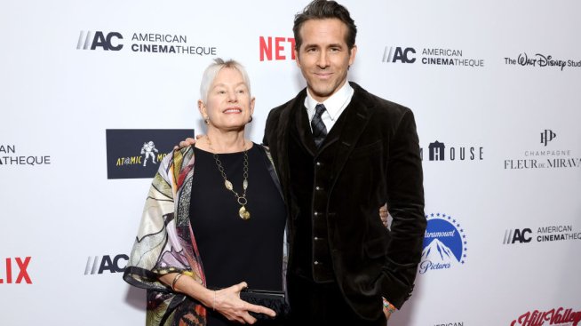 Райън Рейнолдс се появи с майка си, докато съпругата му Блейк Лайвли продължава да се крие