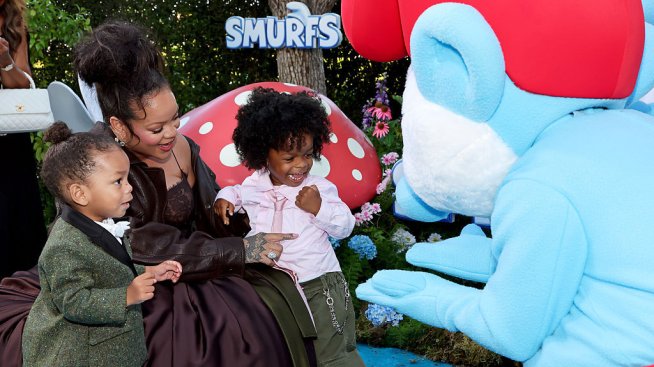 Семейна киновечер – бременната Риана доведе синовете си на червения килим