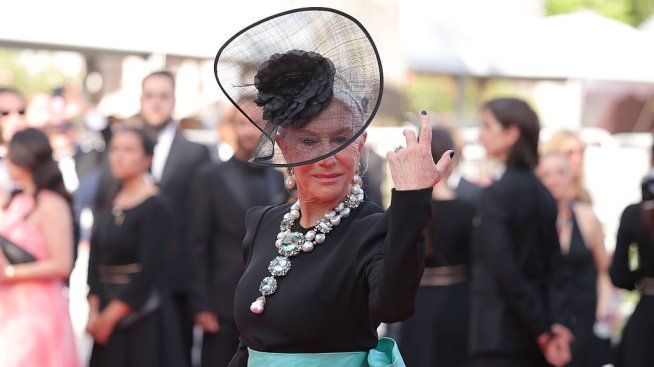 Истинска кралица – Хелън Мирън с 400-каратови бижута в Кан