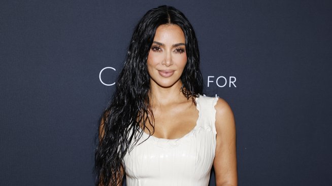 Ким Кардашян с уникална рокля с 3D мокър ефект на Balenciaga