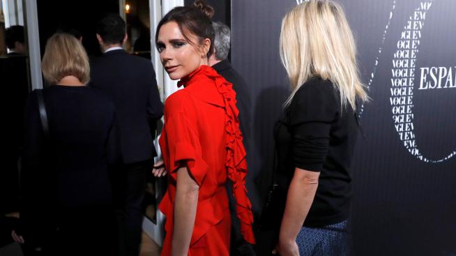 Виктория Бекъм – стил и красота в червено