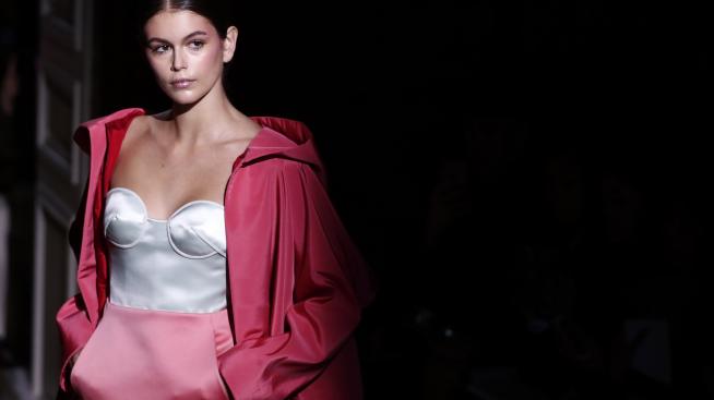 Кая Гербер представя най-удобния спортен аутфит