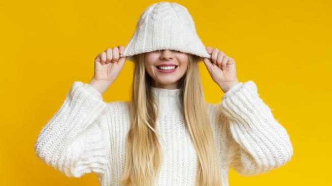 Пухкава шапка идиотка – задължителният аксесоар тази зима 