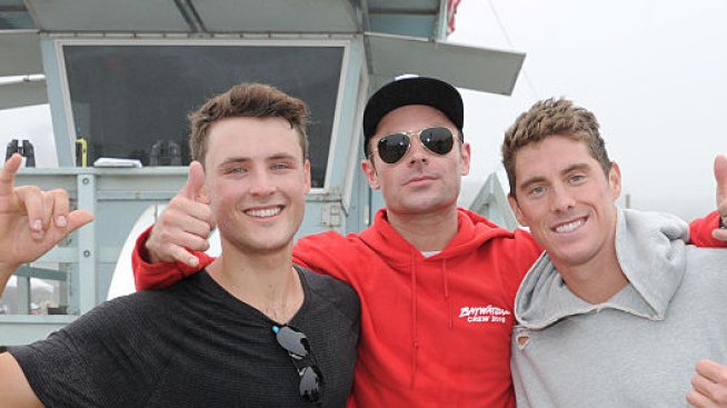 Мокри и палави – Зак Ефрон и брат му Дилън се развихриха голи до кръста на почивка на езеро