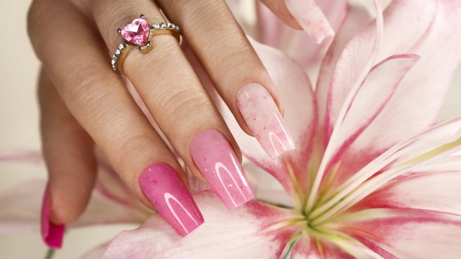 Зимен маникюр – пробвайте техниката розов руж 