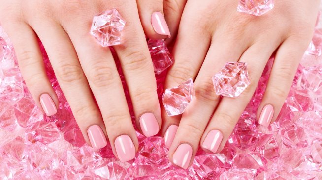 Маникюр „плодова вода“ – нежният хит за лято 2025
