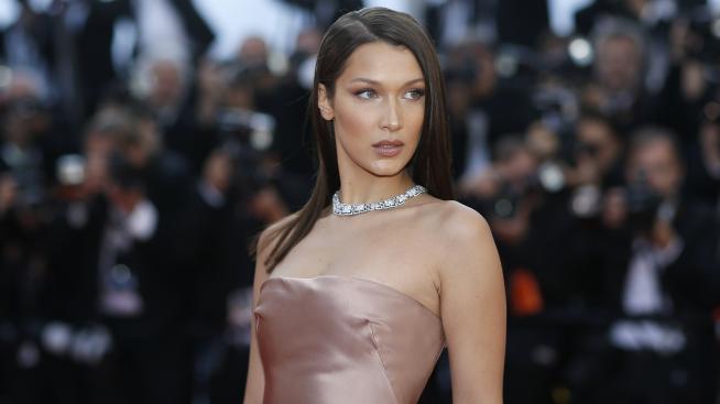 За снимки: Затвориха Бела Хадид в кутия 