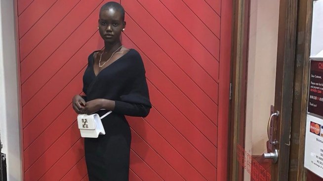 Списание направи гаф с чернокожа манекенка