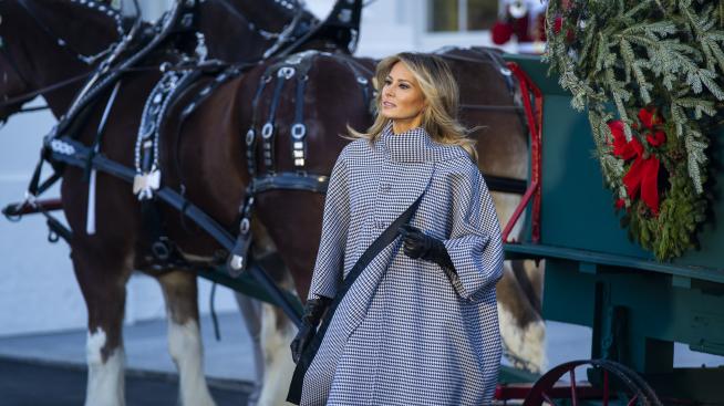 Палто в бяло и черно: Изборът на Мелания Тръмп за зимата