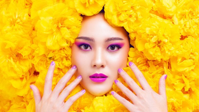 Лакиране със смачкани цветни листенца – корейската техника за маникюр