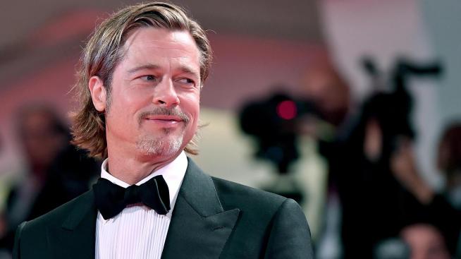 Черно-бяла елегантност с Брад Пит 