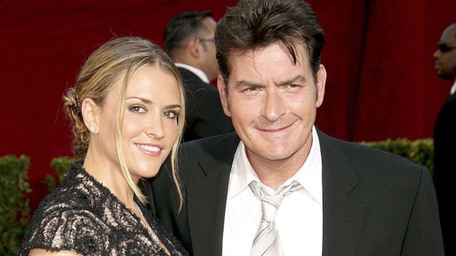 Проблемната бивша съпруга на Чарли Шийн му нанесе удар под пояса