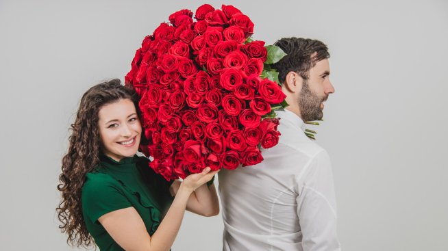 Love bombing: 4 признака, че ви обсипват с любов, за да ви манипулират