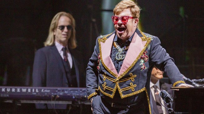 Елтън Джон получи дървета за рождения си ден