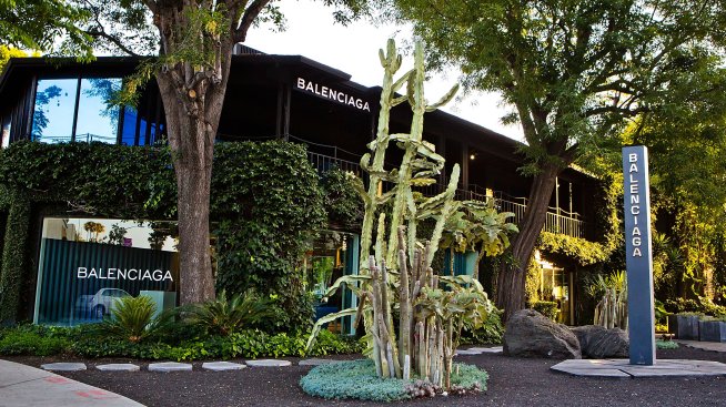 Yass, boy: Balenciaga пуска пантофки за мъже