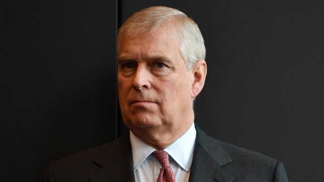 Пак скандал в кралското семейство: Обвиниха принц Андрю в изнасилване на непълнолетна