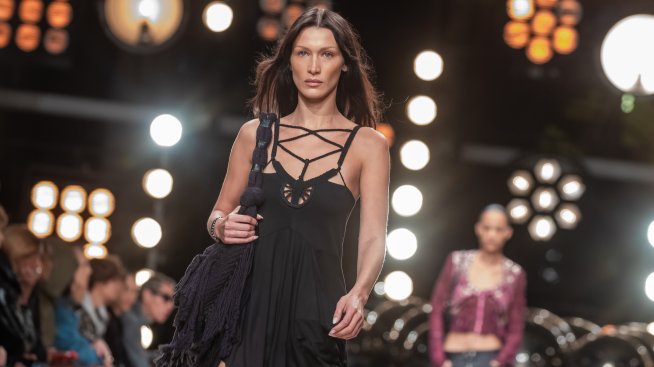 Бела Хадид прикова погледите с рокля от течен памук