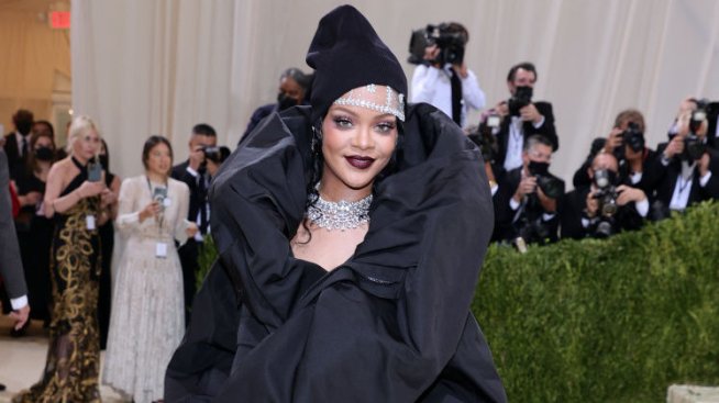 Риана – без бременен корем, с руса коса и бял корсет