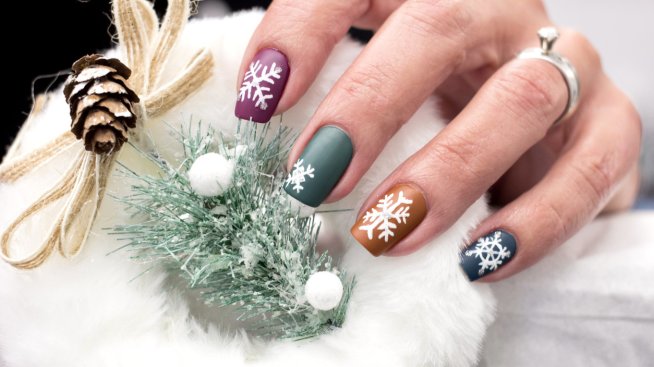 От горски плод до вечнозелени нокти – маникюрът на зима 2025