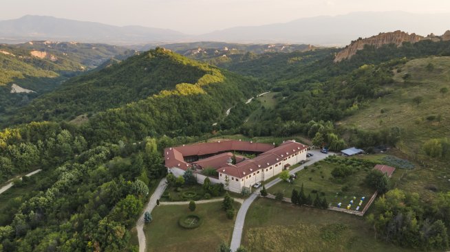 Набожният Благой Георгиев – Джизъса води гаджето по манастири