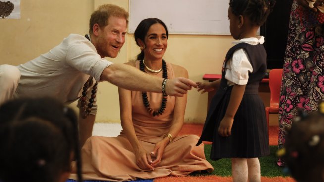 Стилни и усмихнати – принц Хари и Меган Маркъл стъпиха на нигерийска земя