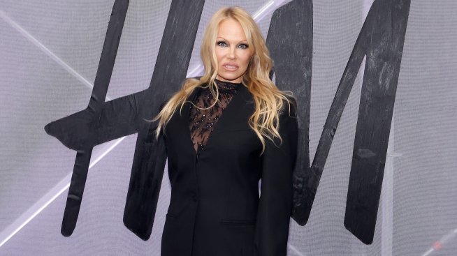 Пролетна мода – Памела Андерсън с прозрачен гащеризон