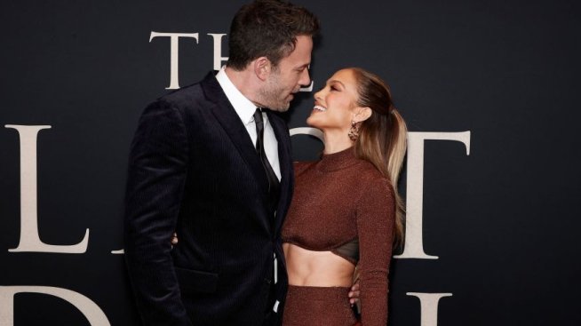 Под хипноза: Джей Ло и Бен Афлек си разменят любовни погледи