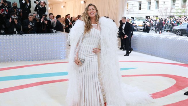 Щастлива майка на 45 - Жизел Бюндхен показа бебето в чест на рождения си ден