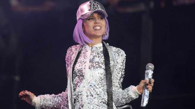 Майли пее по трико на крипто милиардер