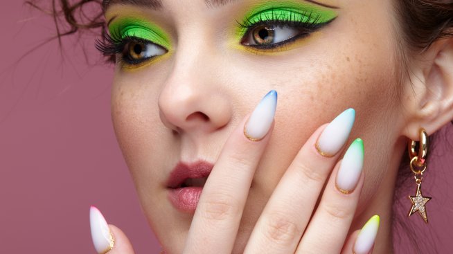 Маникюр за 2023 – двойното френско омбре е задължително