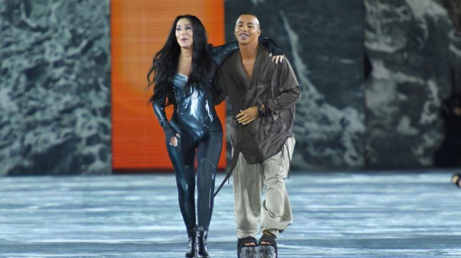 Кралицата на Париж: Шер в дефилето на Balmain