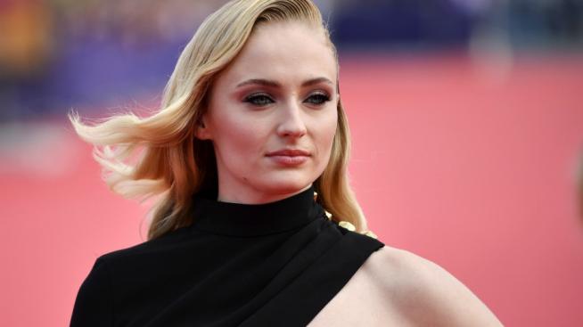 Бебе на борда – Софи Търнър и любимите ѝ рокли за лятото 