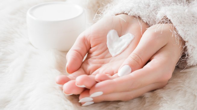 Остаряването е най-видимо по ръцете – как да се грижите за мекотата им