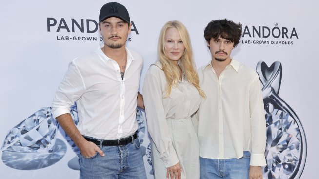 Памела Андерсън и синовете й заедно в бляскава фотосесия