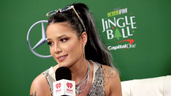 Първа поява след раждането: Холзи се превъплъти в готическа кралица