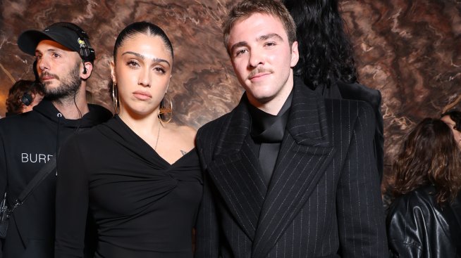 Код черно: Знаменитостите с черни тоалети на Седмицата на модата в Париж