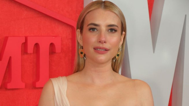 В „къщата за пораснали кукли“ на Ема Робъртс