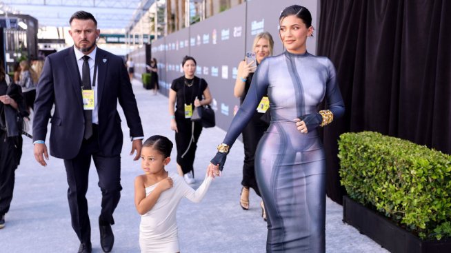 Лятна мода: Кайли Дженър със стил от 80-те 