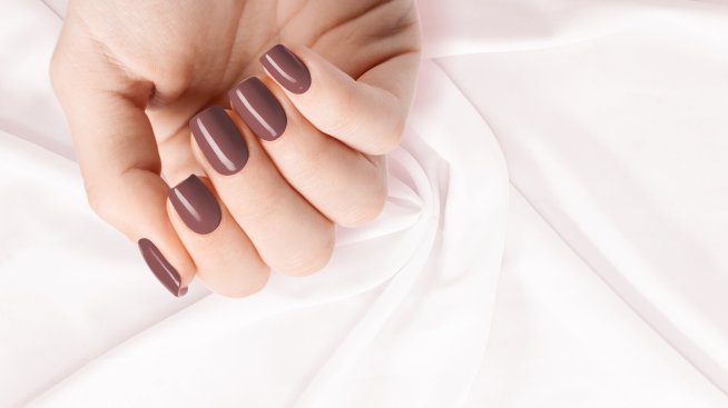 Шоколадови нокти – новият неутрален маникюр за пролетта