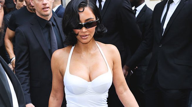 Ким Кардашян демонстрира задните си части в прозрачни бикини