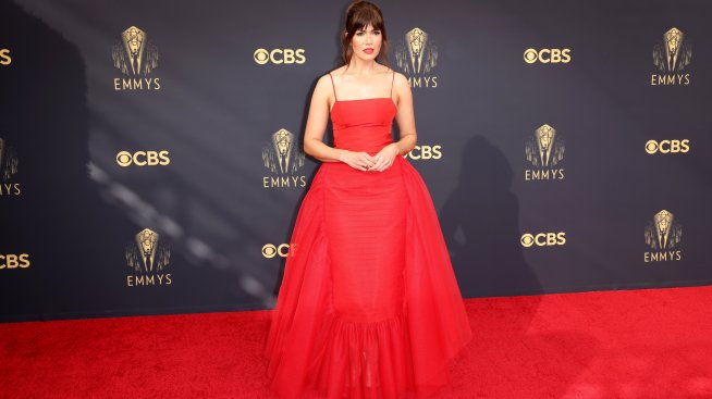 Преди червения килим – Манди Мур кърми у дома 