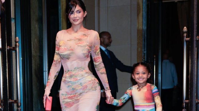 Кайли Дженър и дъщеря ѝ Сторми се премениха в сходни тоалети