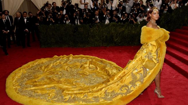 Визия на деня: Риана с палто за 150 и обувки за 2000 долара