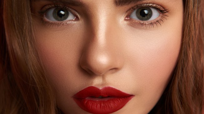 Грим 2021 – как да очертаете перфектно устните? 