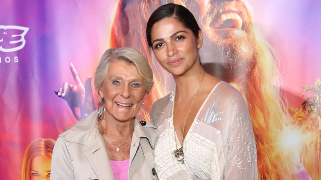 Снаха за пример – Камила Макконъхи пропусна Седмицата на модата заради свекърва си