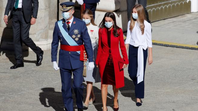 Палто за есен 2020: Кралица Летисия заложи на червения цвят 