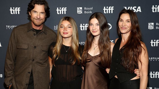 Джейсън Бейтман направи рядка поява с дъщерите си Франческа и Мейпъл