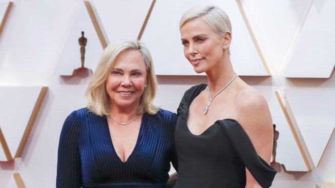 В чест на майка си: Чарлийз Терон сподели рядък кадър на дъщерите си